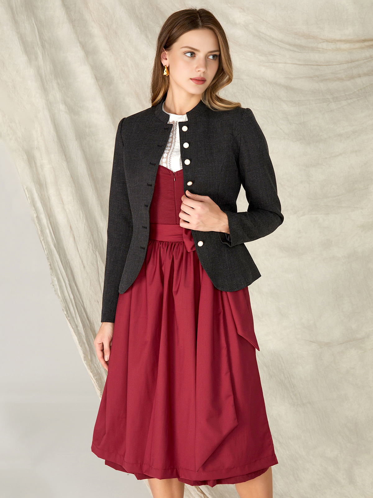 Dirndl Schwarz Beige – zeitlos und stilvoll