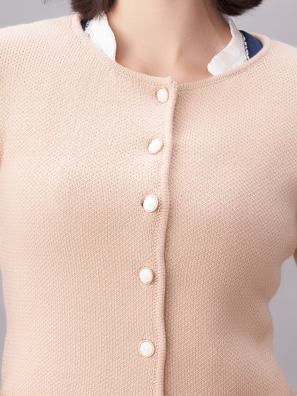 Gelbe Dirndl mit traditionellem Schnitt