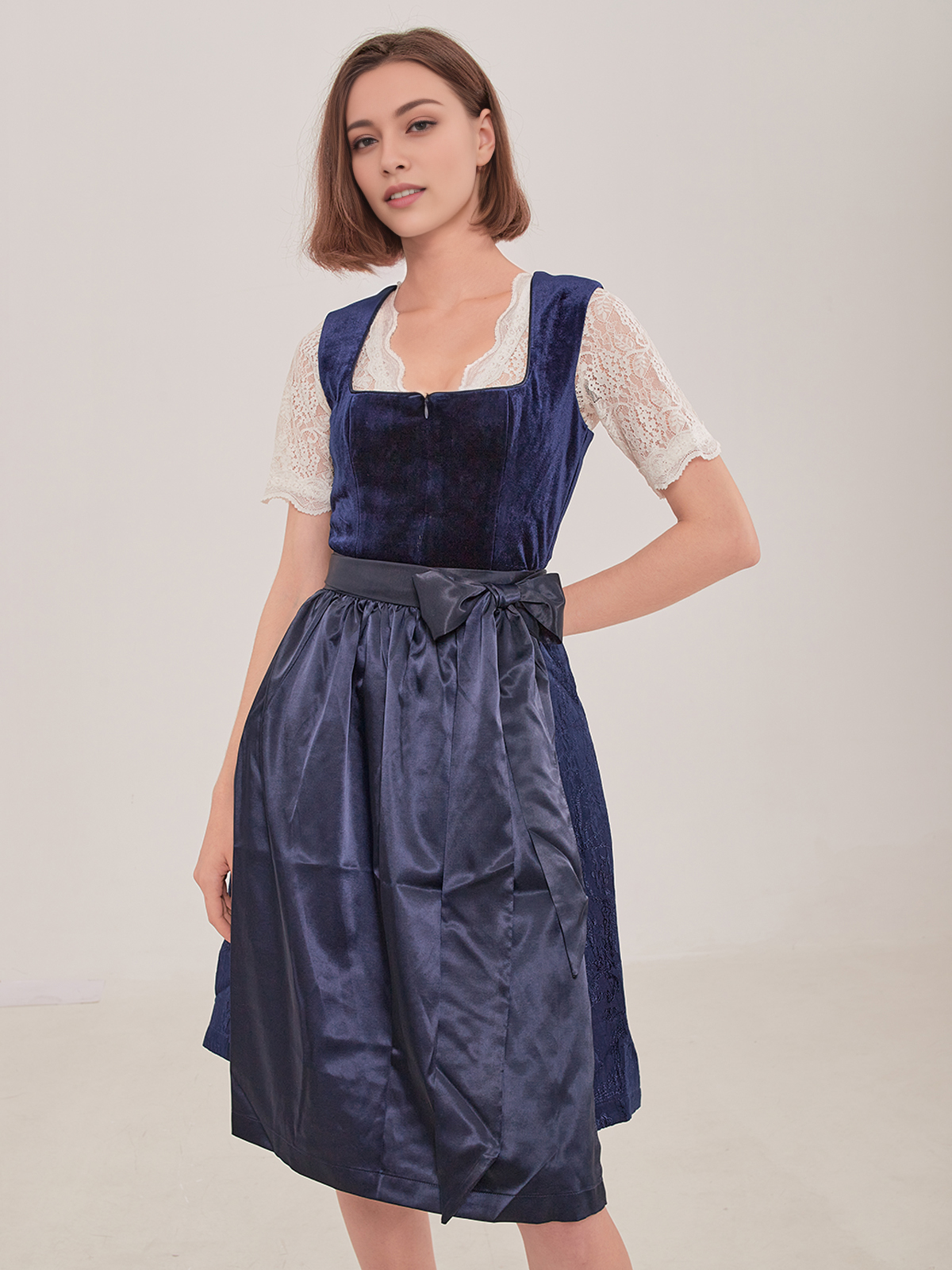 Dirndl in eleganter Farbkombination