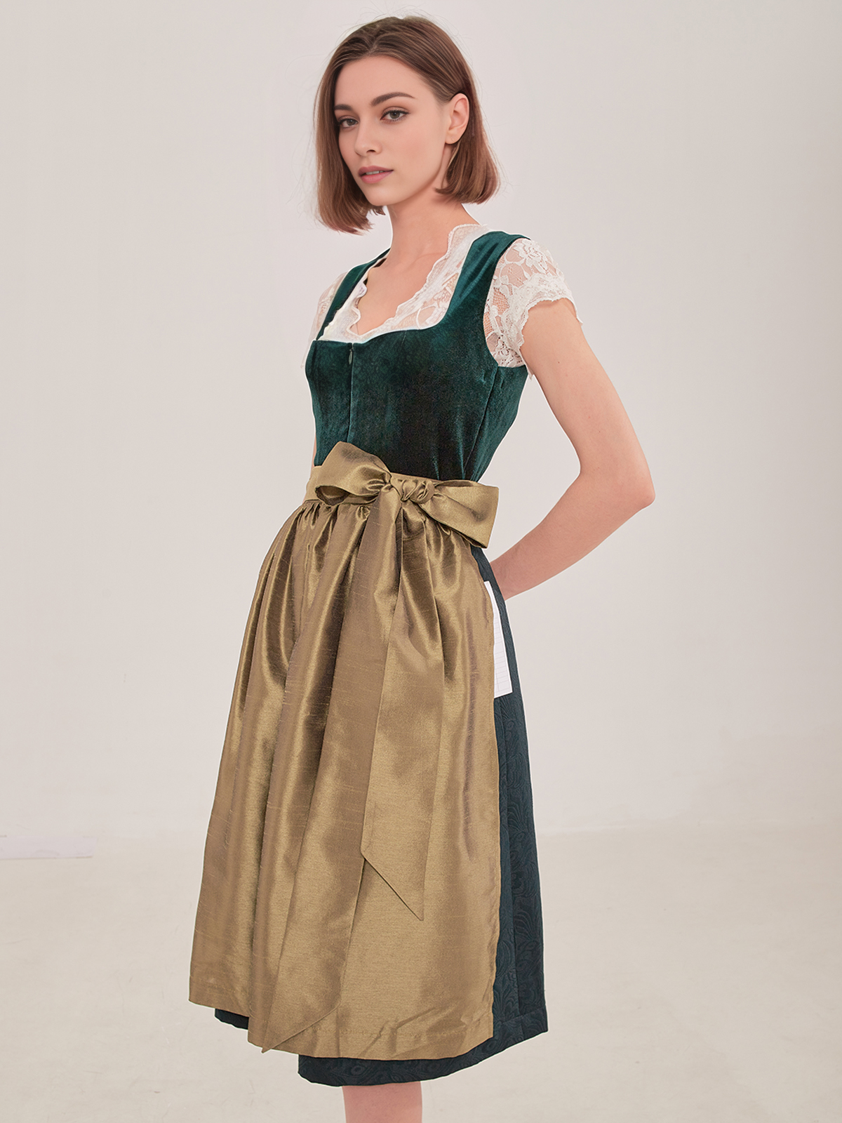 Modernes Dirndl mit ansprechendem Ausschnitt