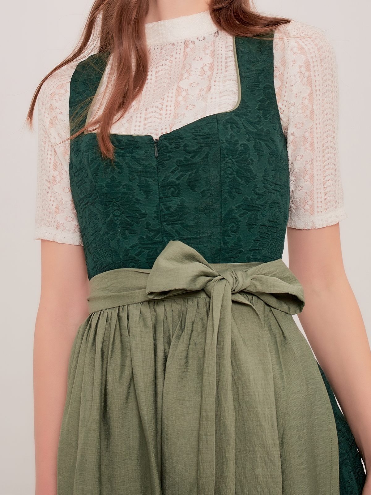 Modernes Dirndl in Rot