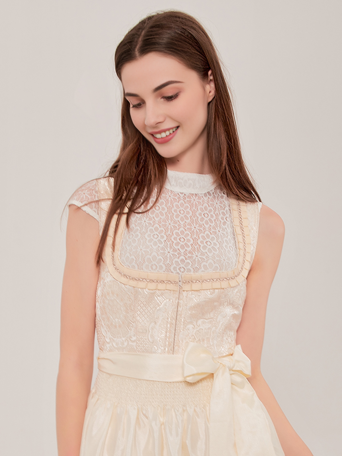 Elegantes langes Dirndl in Weiß