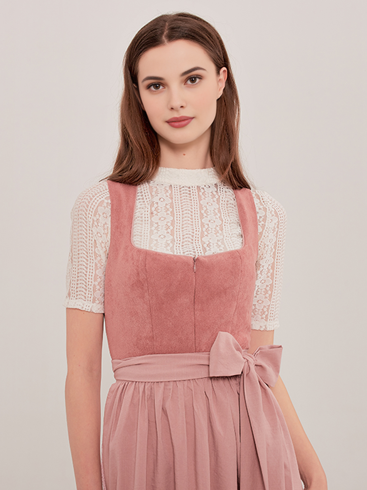 Dirndl in zartem Hellgrün mit Blumenmuster