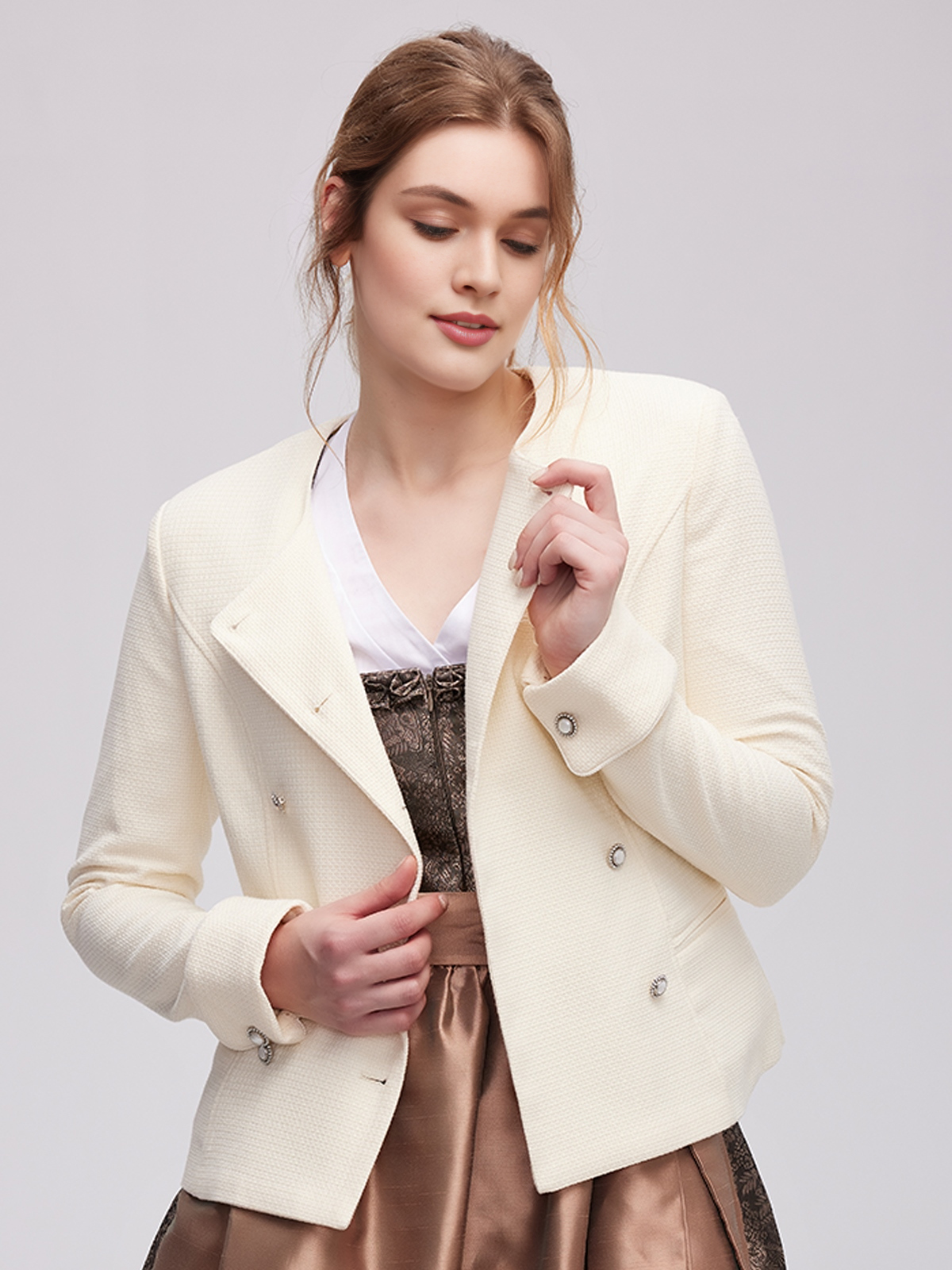 Stylisches Dirndl mit weißer Jacke
