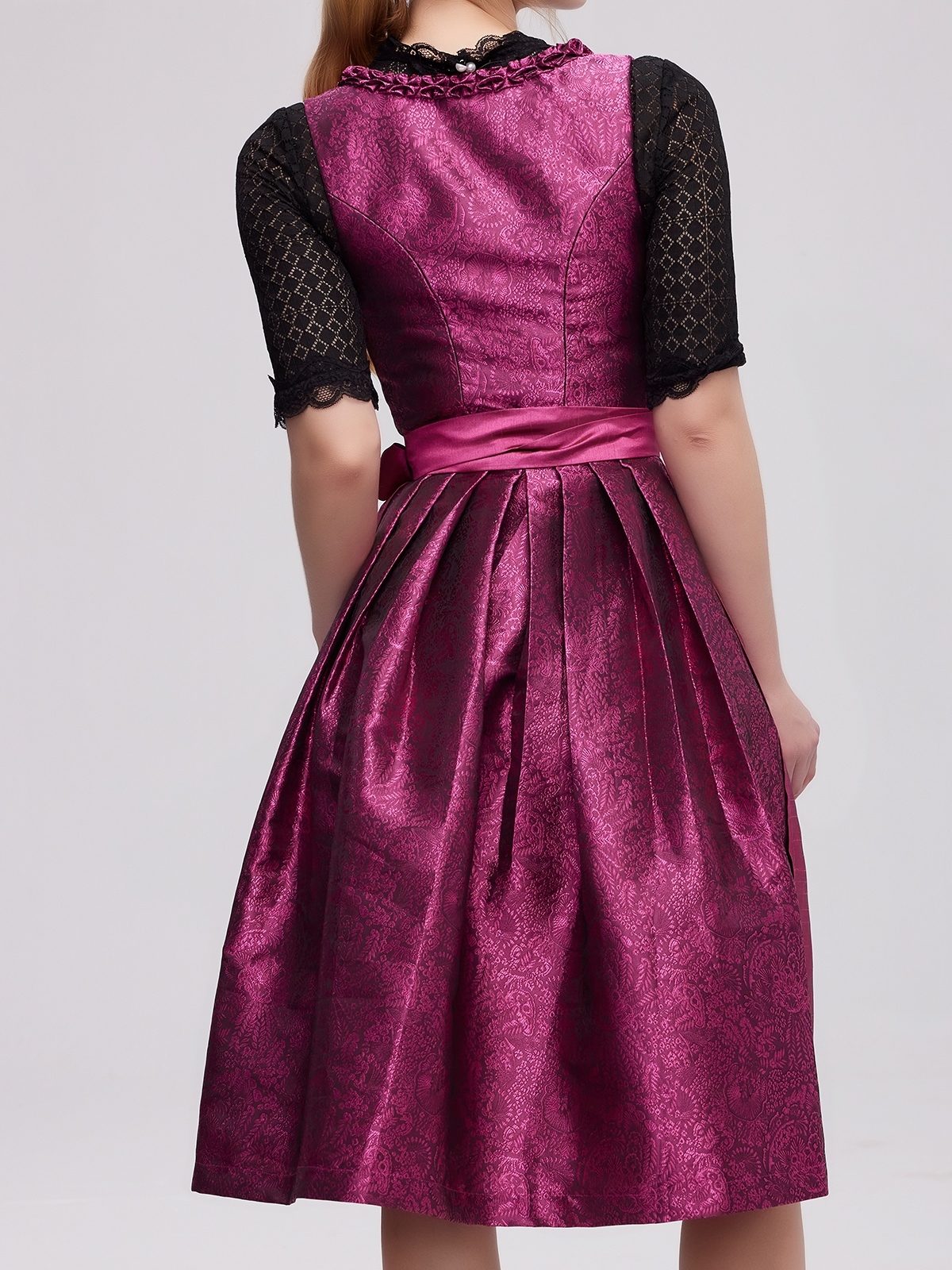 Dirndl in Pink mit floralen Details
