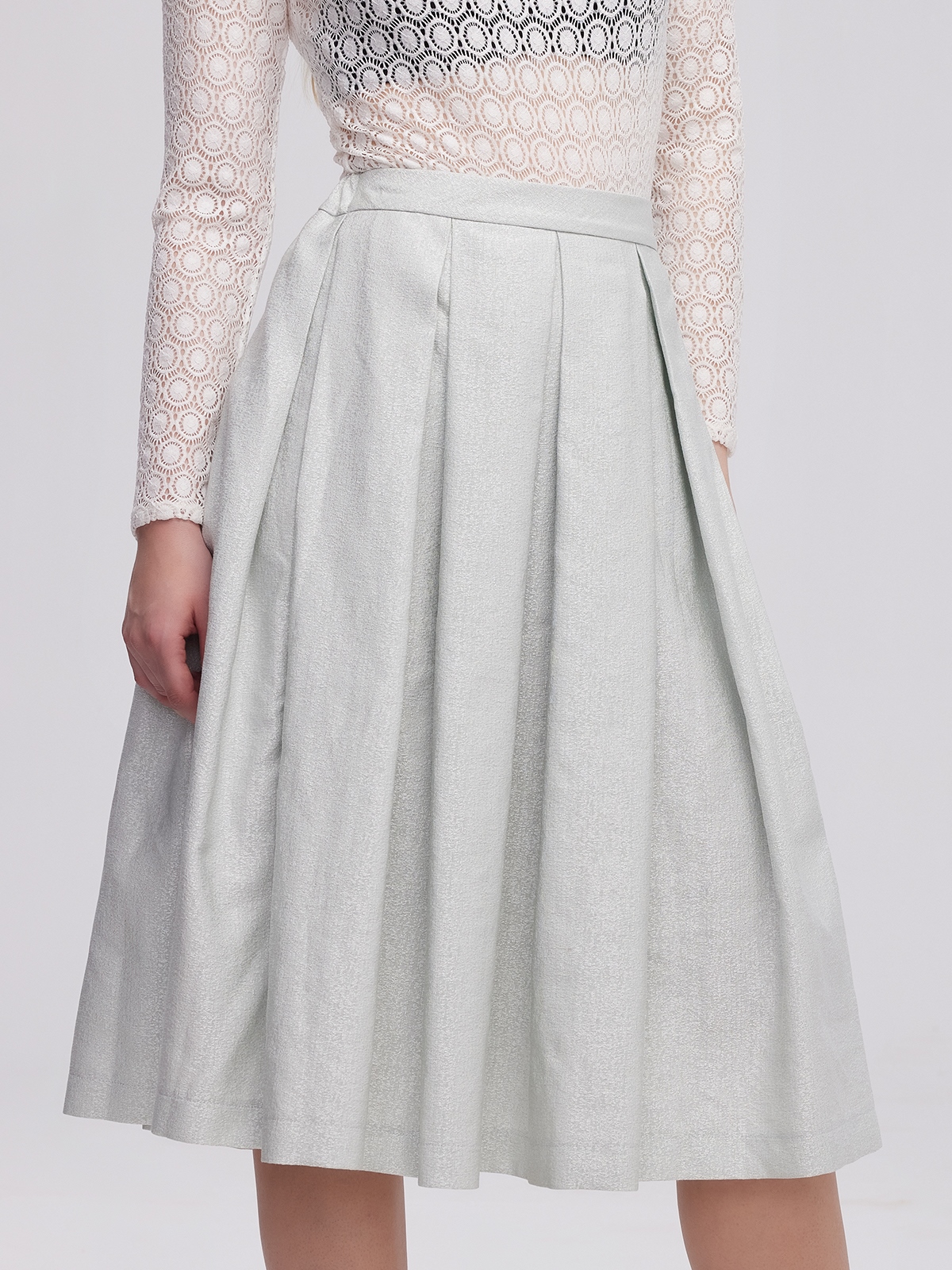 Pinkes Samt-Dirndl mit floralen Details