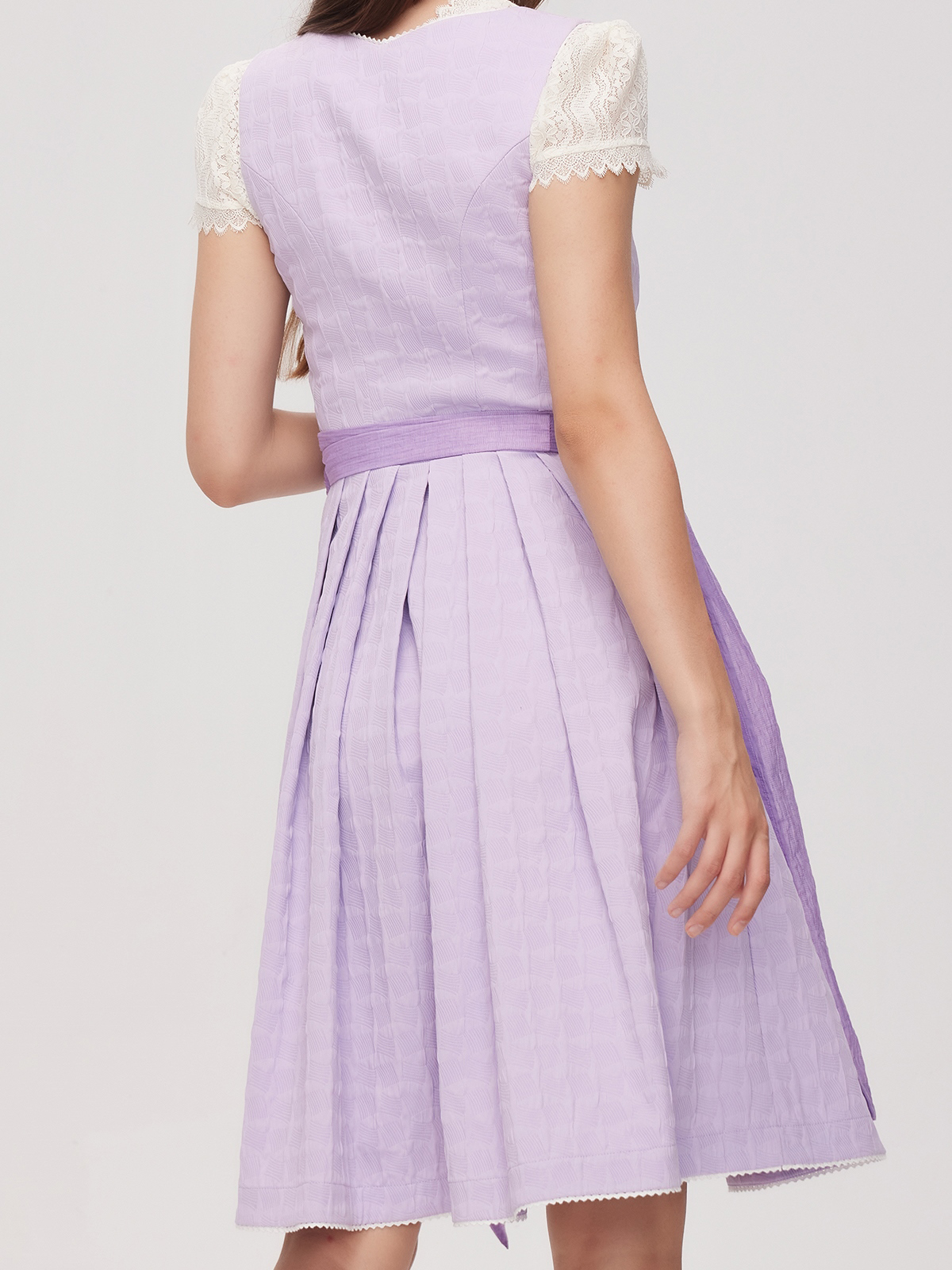 Ein elegantes lila Dirndl mit floralen Details