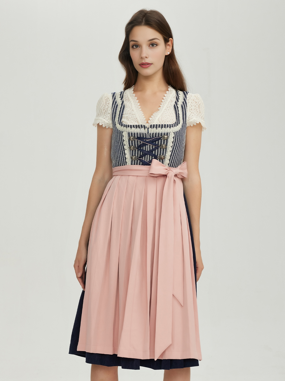 Dirndl in Blau mit floralen Details