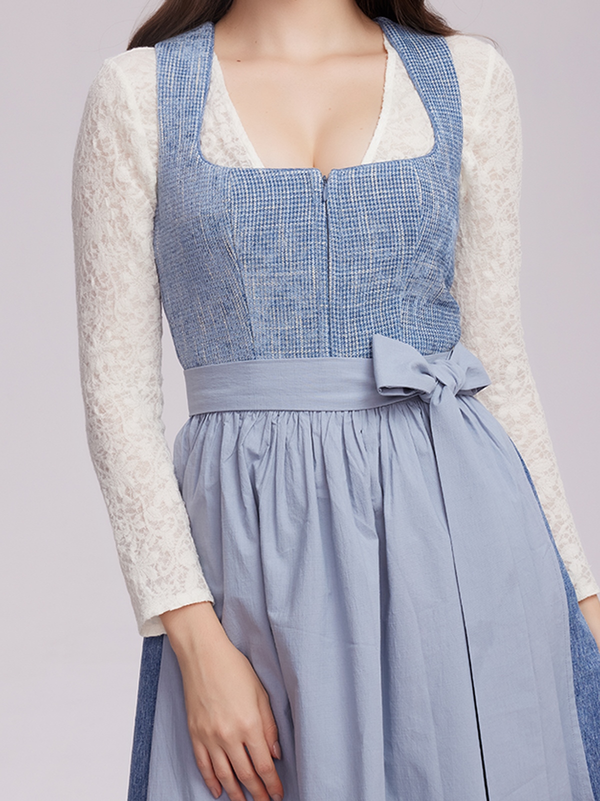 Dirndl in Lila und Schwarz