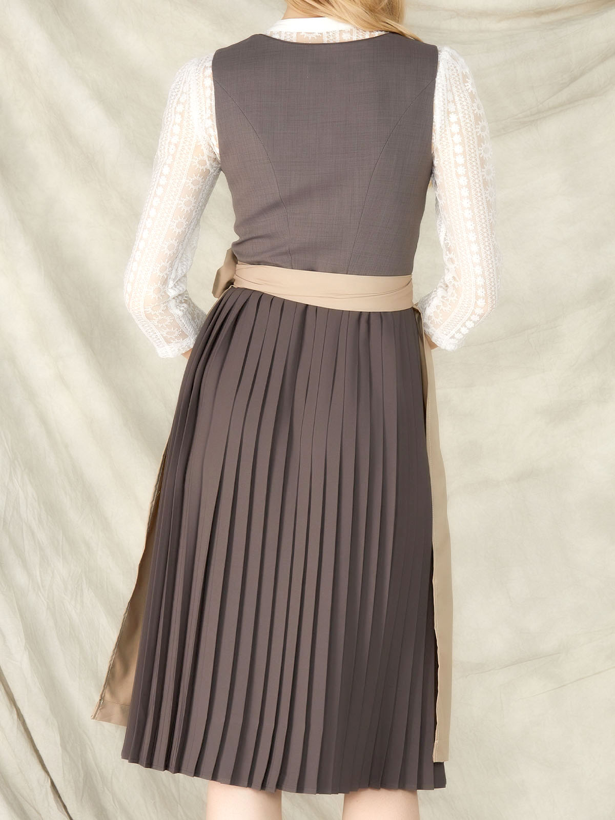 Dirndl in Grau mit pinken Akzenten