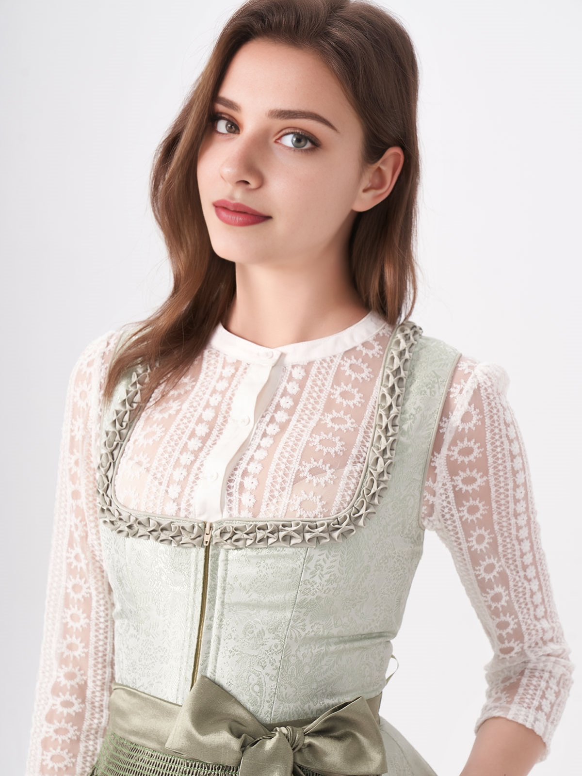 Ein grünes Dirndl mit schwarzer Schürze – ein stilvoller Kontrast