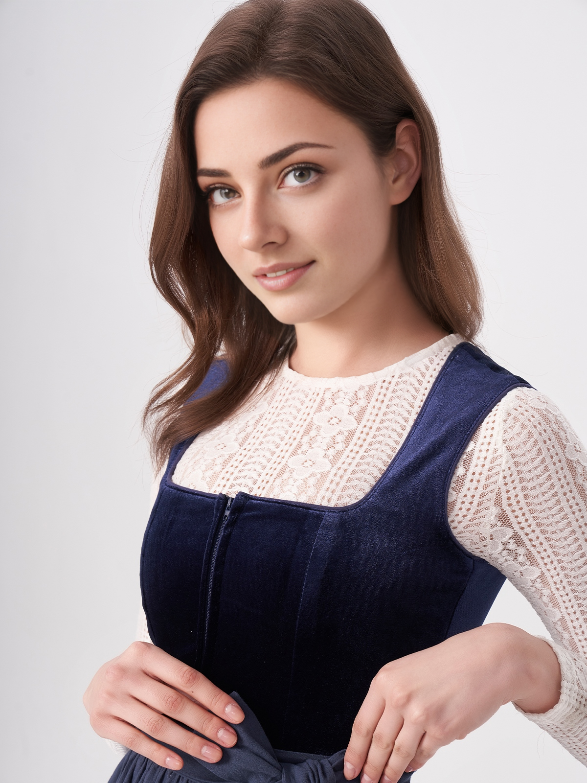 Dirndl in Blau mit weißer Bluse