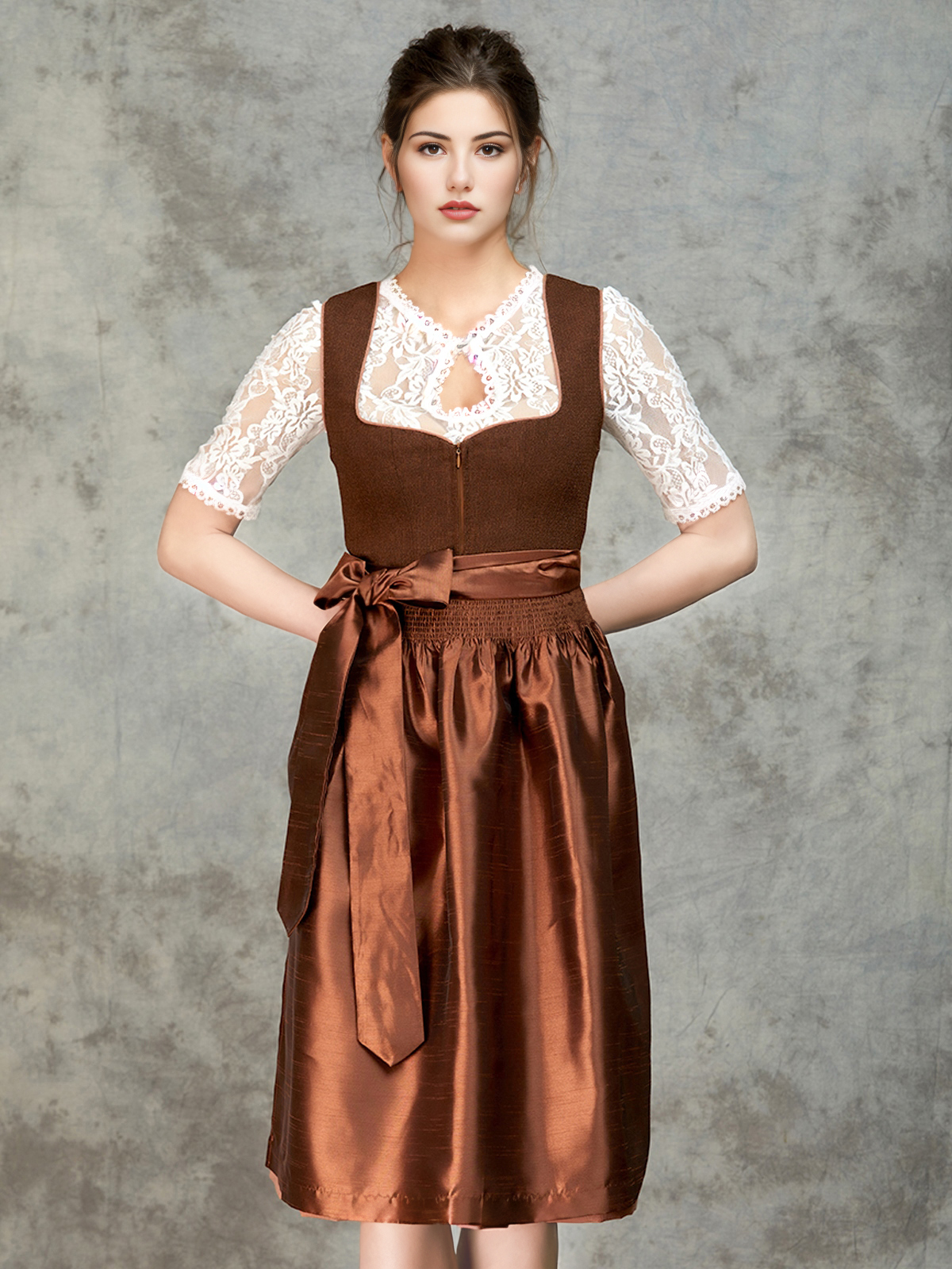 Ein langes braunes Dirndl mit traditioneller Bluse