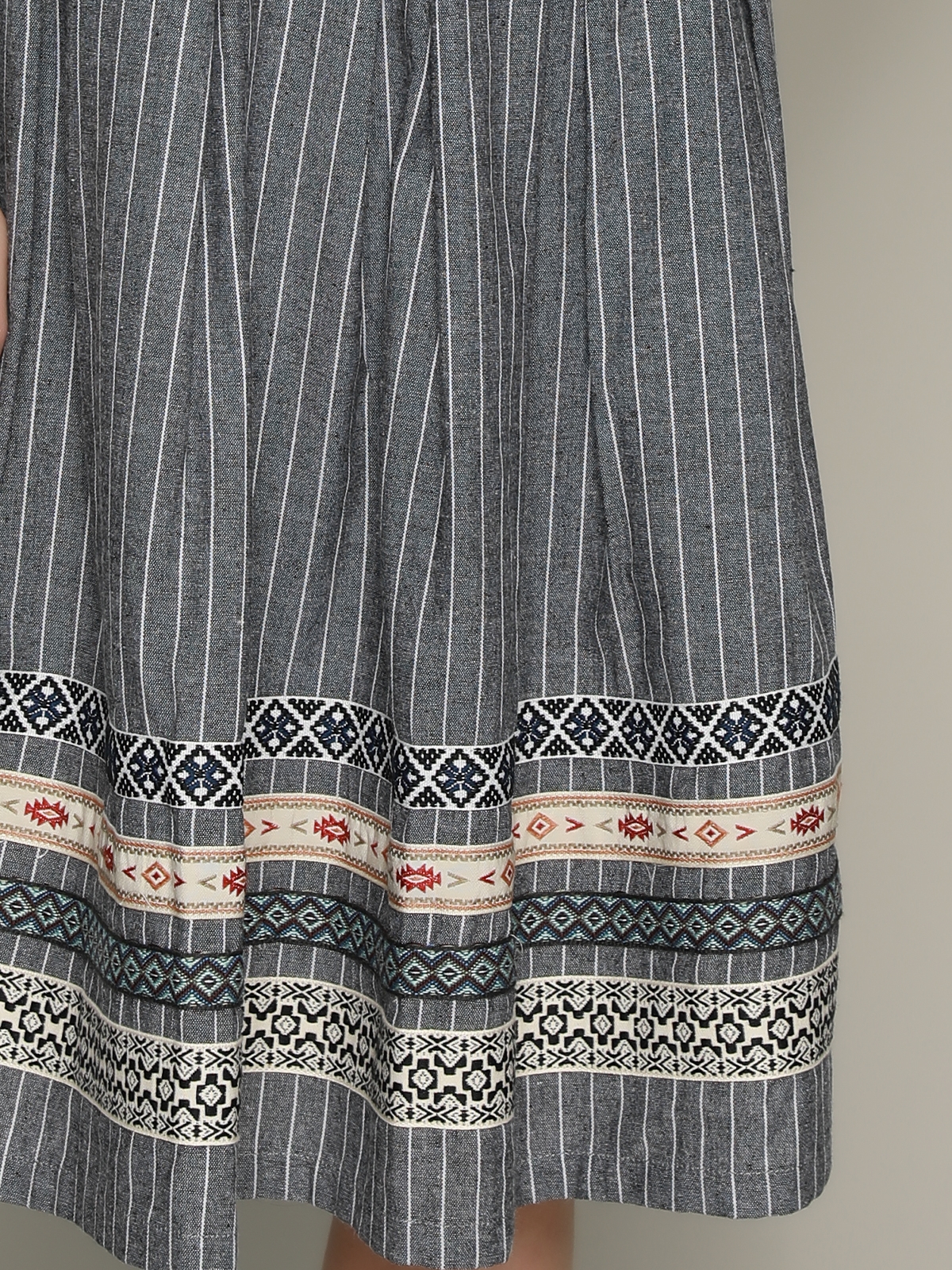 Dirndl in Grau mit raffinierten Details