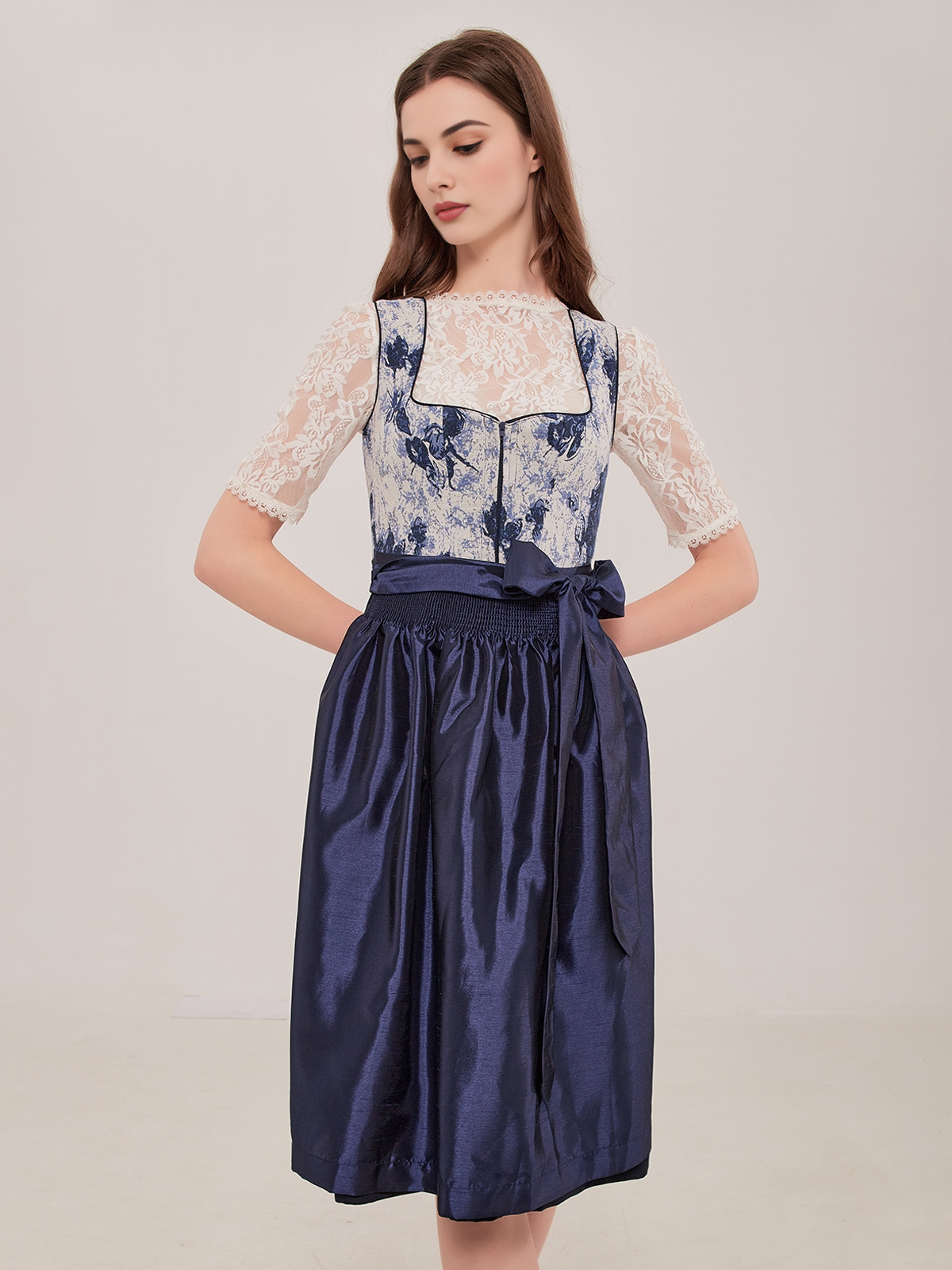 Modernes Dirndl in Flieder – eleganter Schnitt und leichter Stoff