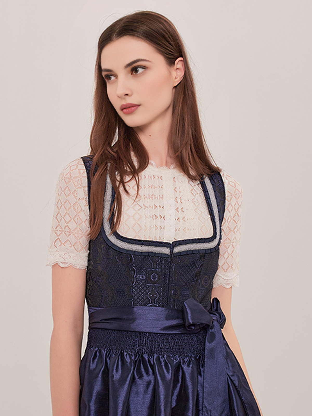 Weißes Stehkragenhemd mit blauem Dirndl