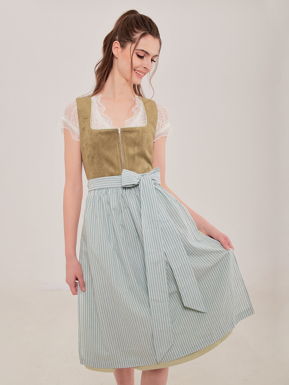 Ein elegantes rotes Dirndl aus Samt mit raffinierten Details