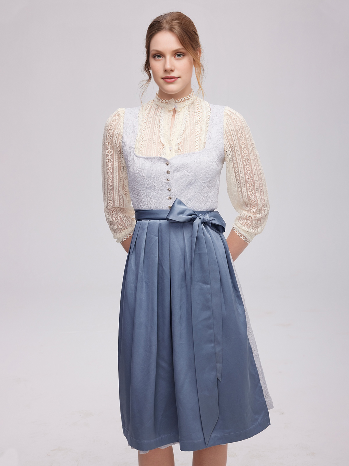 Modernes Dirndl in Blau mit Spitzen-Details
