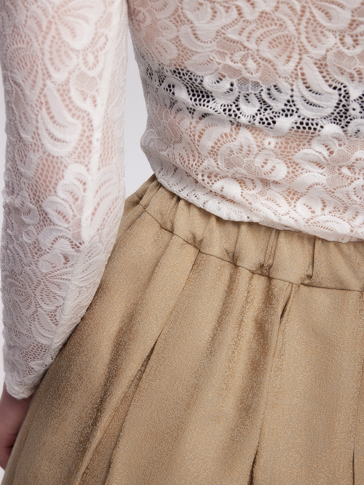 Dirndl in Weiß mit Spitzenbesatz