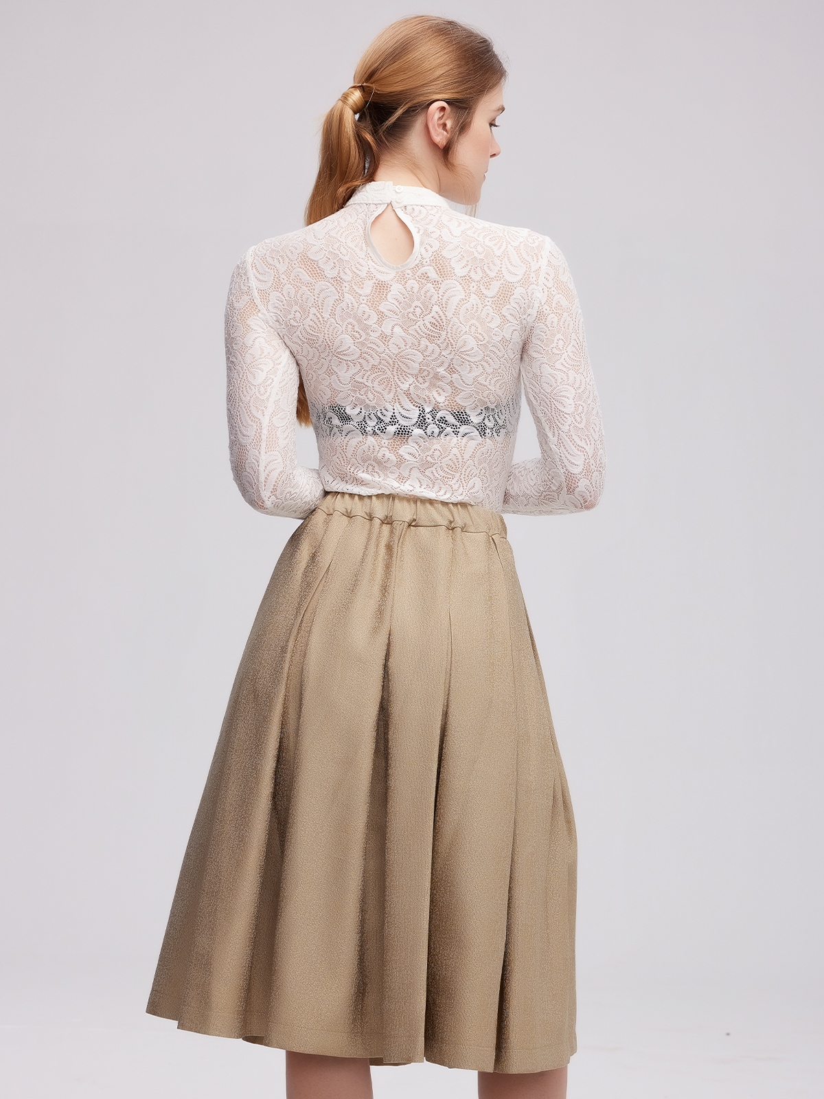 Schwarzes Dirndl mit modernem Twist