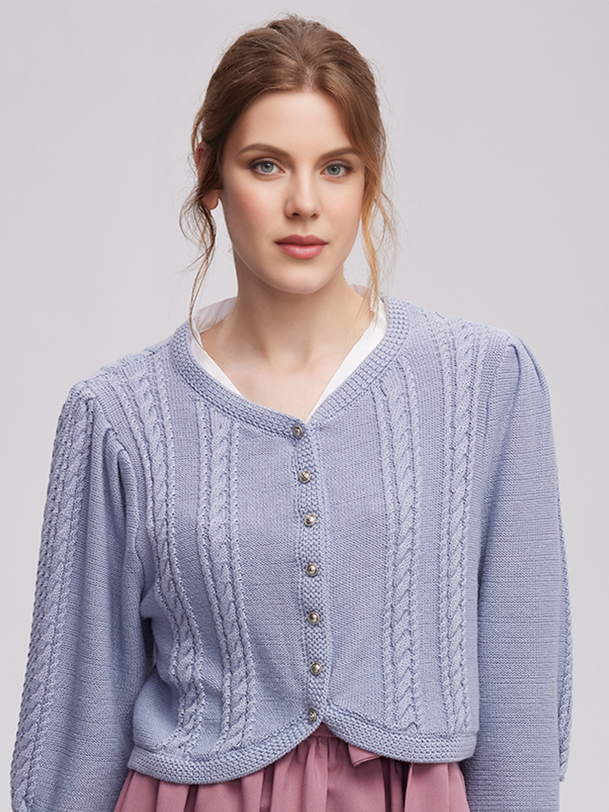 Modernes Dirndl mit Spitze und V-Ausschnitt