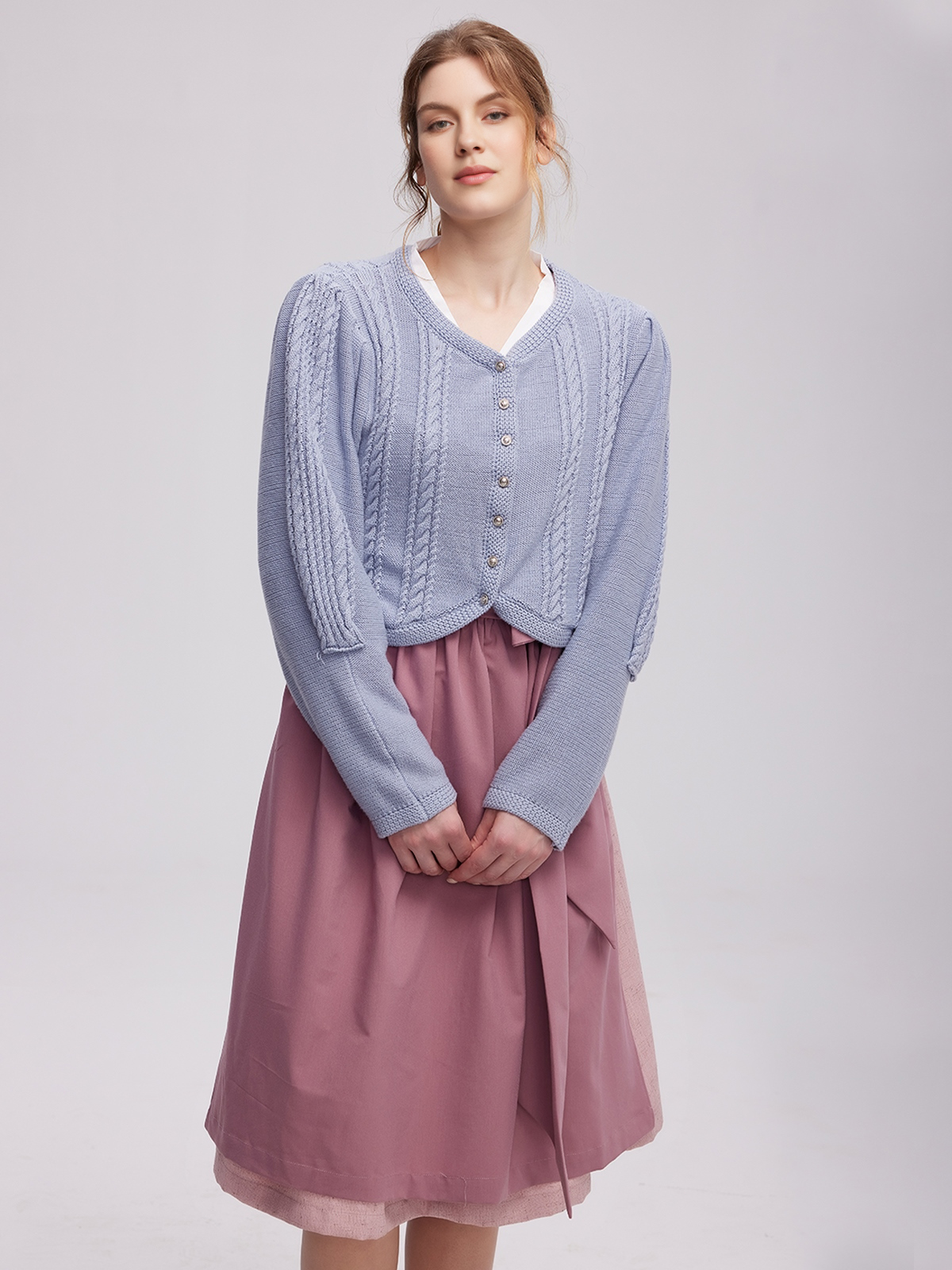 Khaki Dirndl mit blauer Bluse