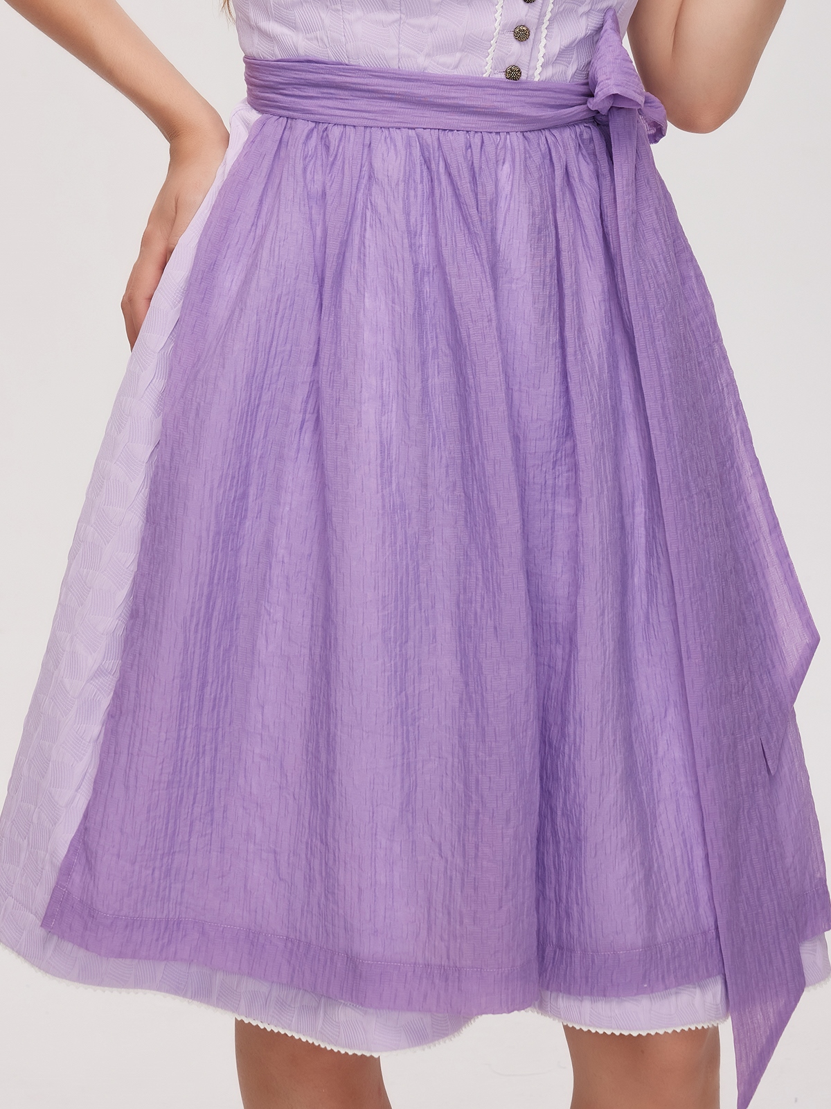 Modernes Dirndl in Blau mit eleganter Taille
