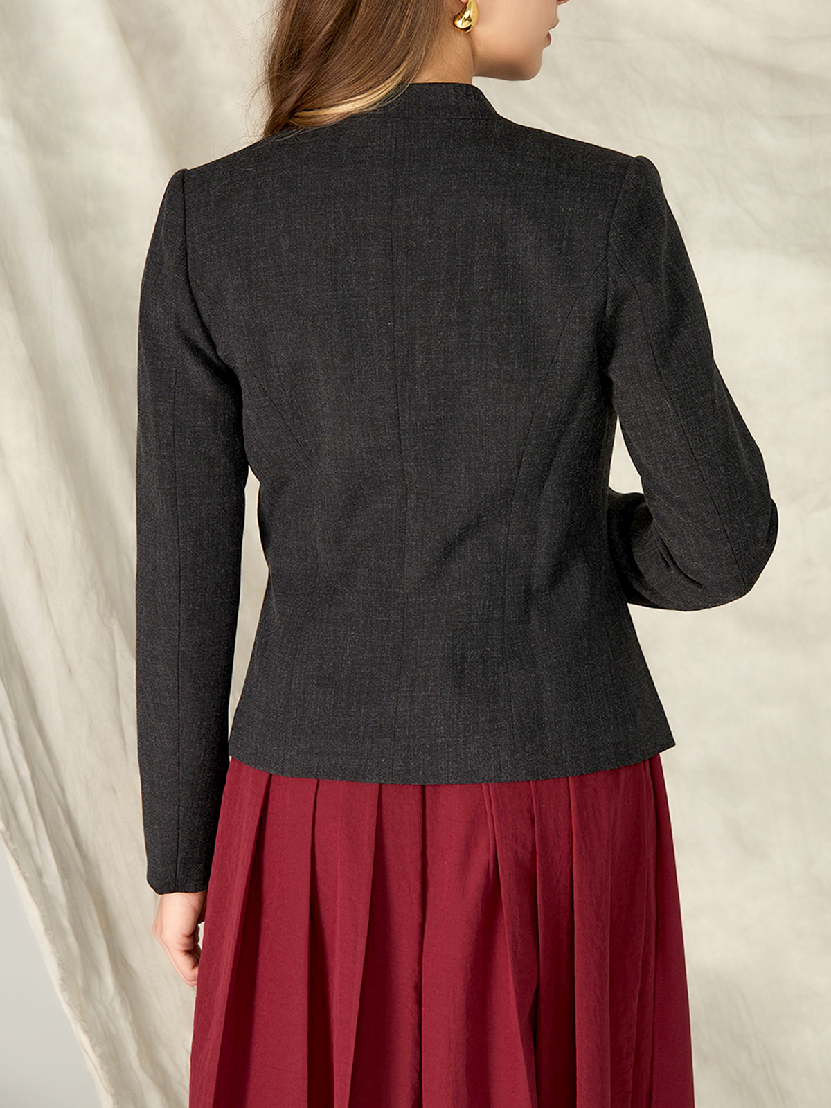 Modernes Dirndl mit Spitzenbluse