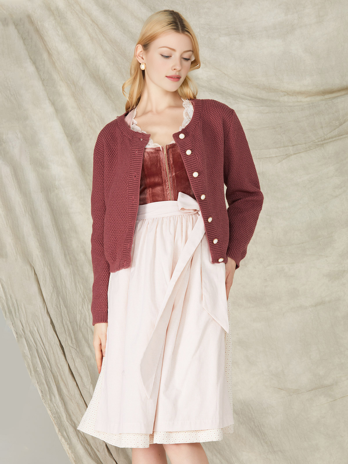 Modernes Dirndl in Lila