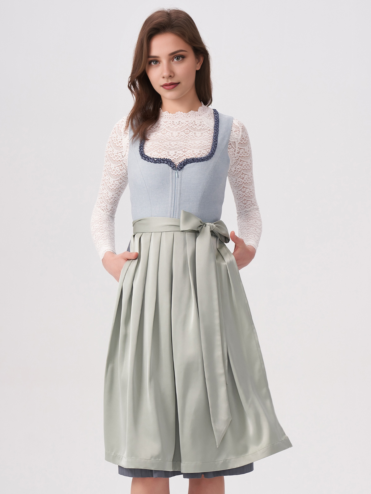 Modernes Dirndl in Blau mit figurbetonter Silhouette