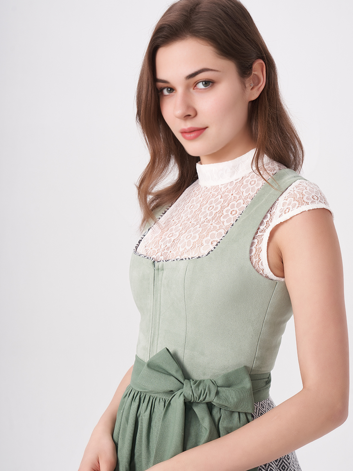 Dirndl in Grün mit orangefarbener Schürze