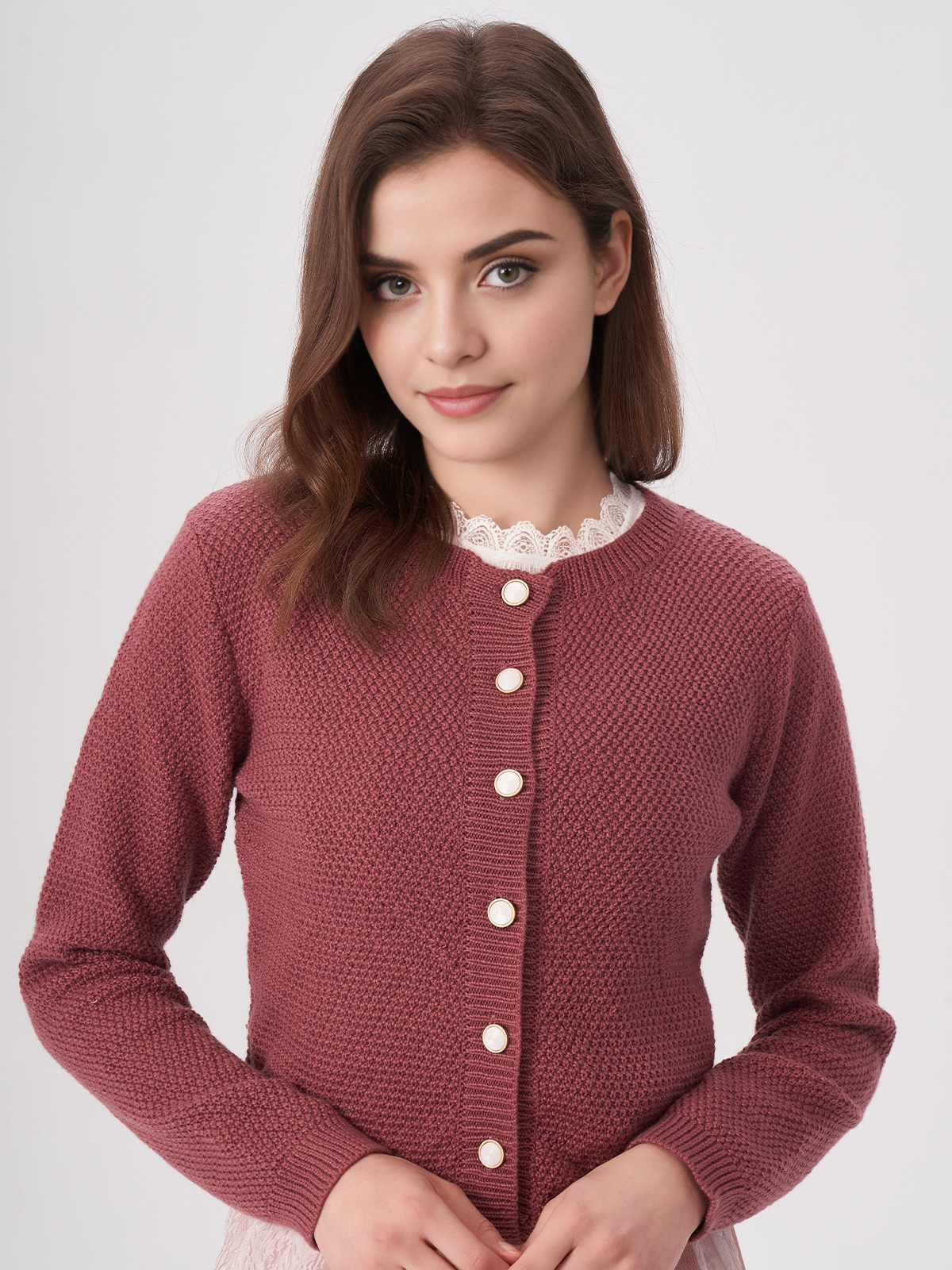 Traditionelles gelbes Dirndl mit floralen Mustern