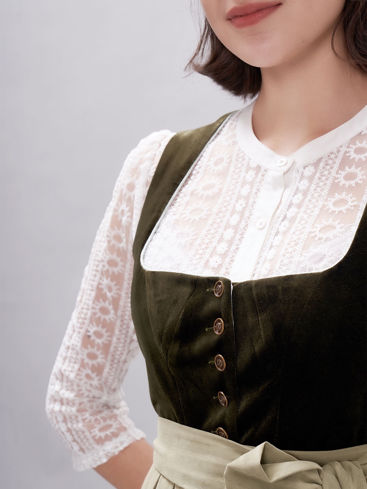 Elegantes grünes Designer Dirndl mit floralen Details