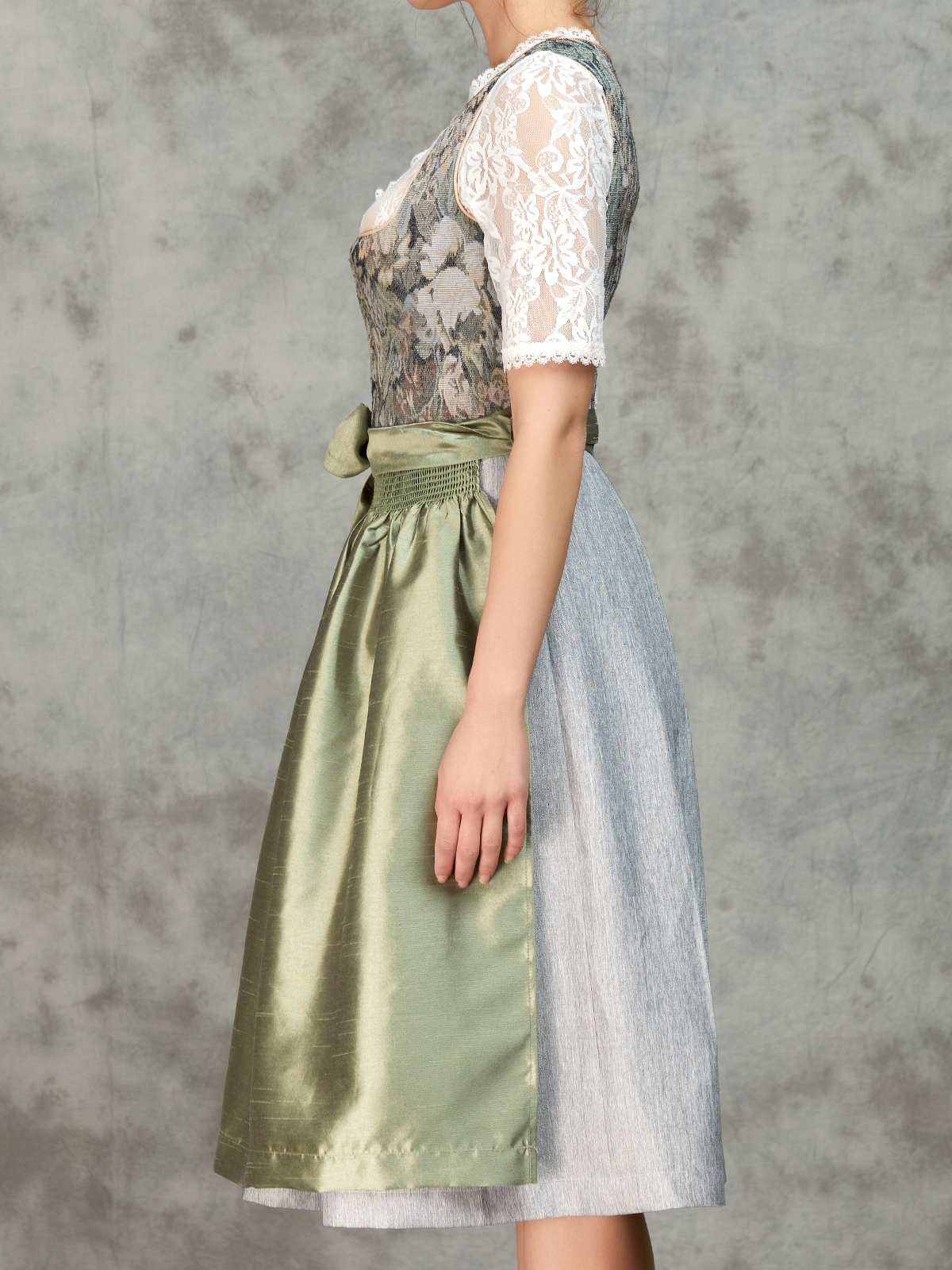 Modernes Dirndl in Grün – perfekt für den urbanen Look