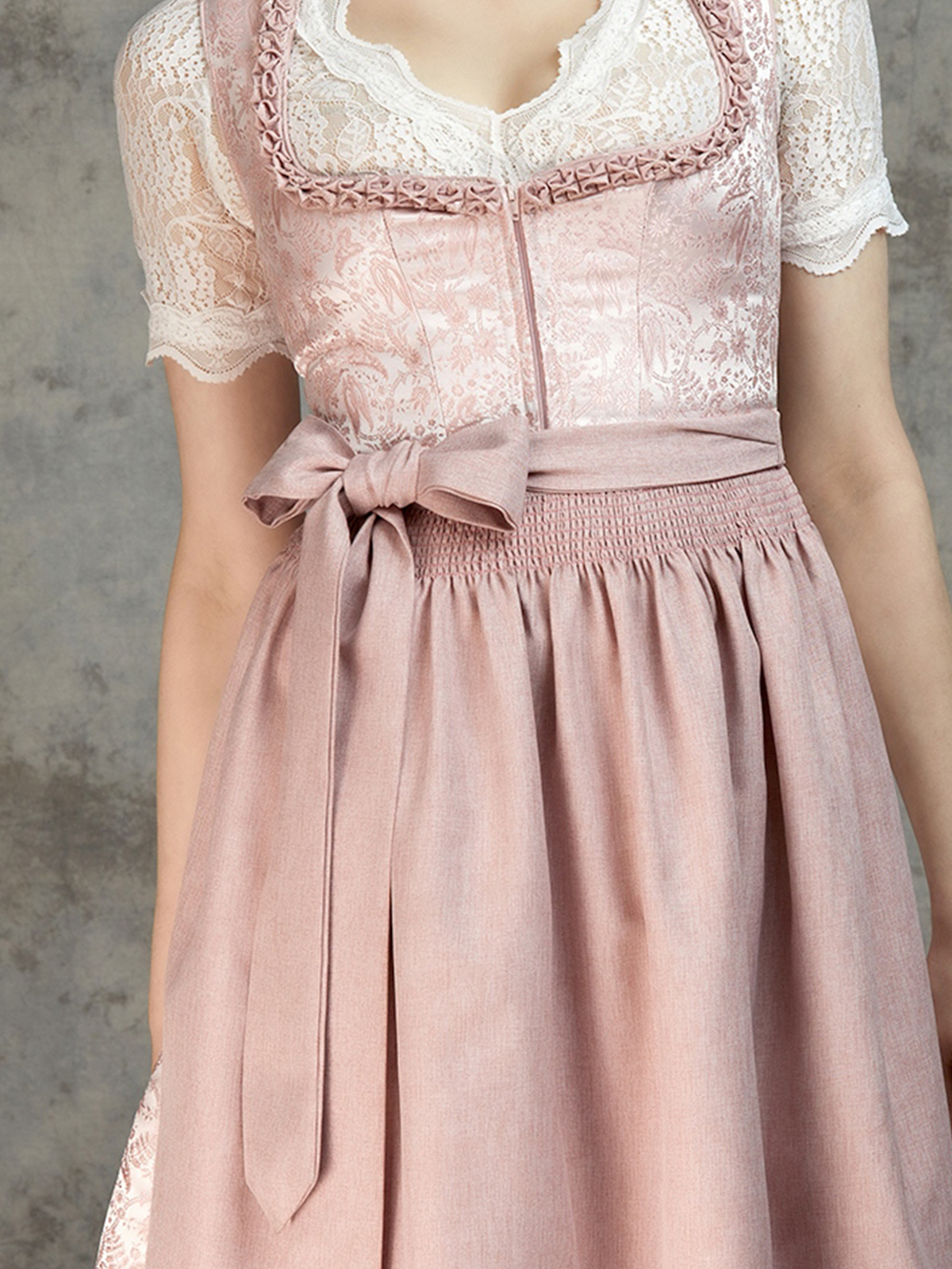 Modernes Dirndl in Rosa