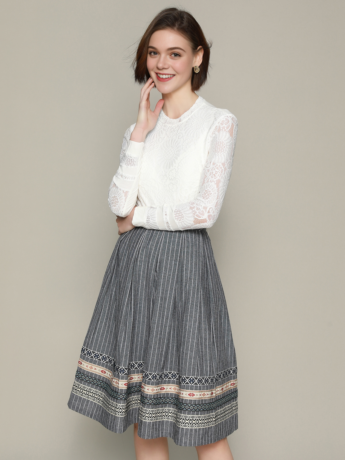 Elegantes graues Samt Dirndl mit modernem Schnitt