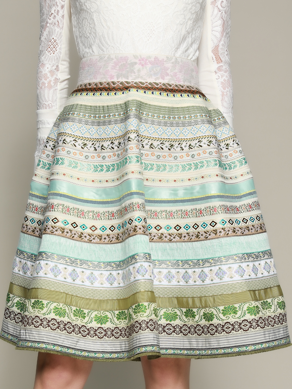 Braun Blaues Dirndl – Tradition und Moderne