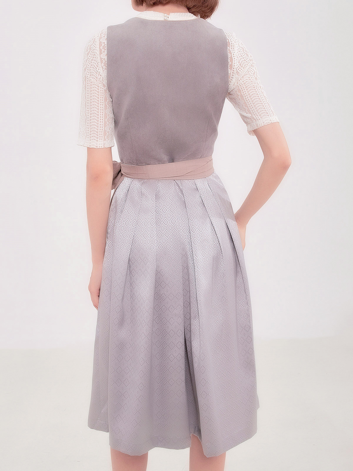 Moderne Dirndl in Grau