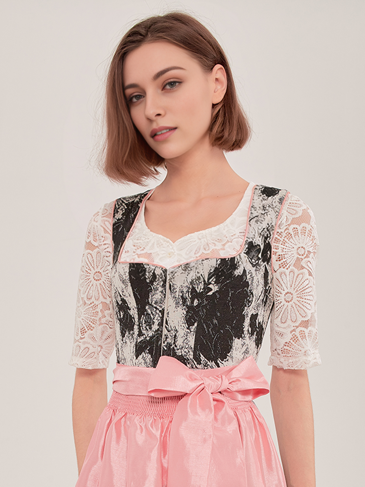 Dirndlbluse Spitze Weiß in eleganter Ausführung