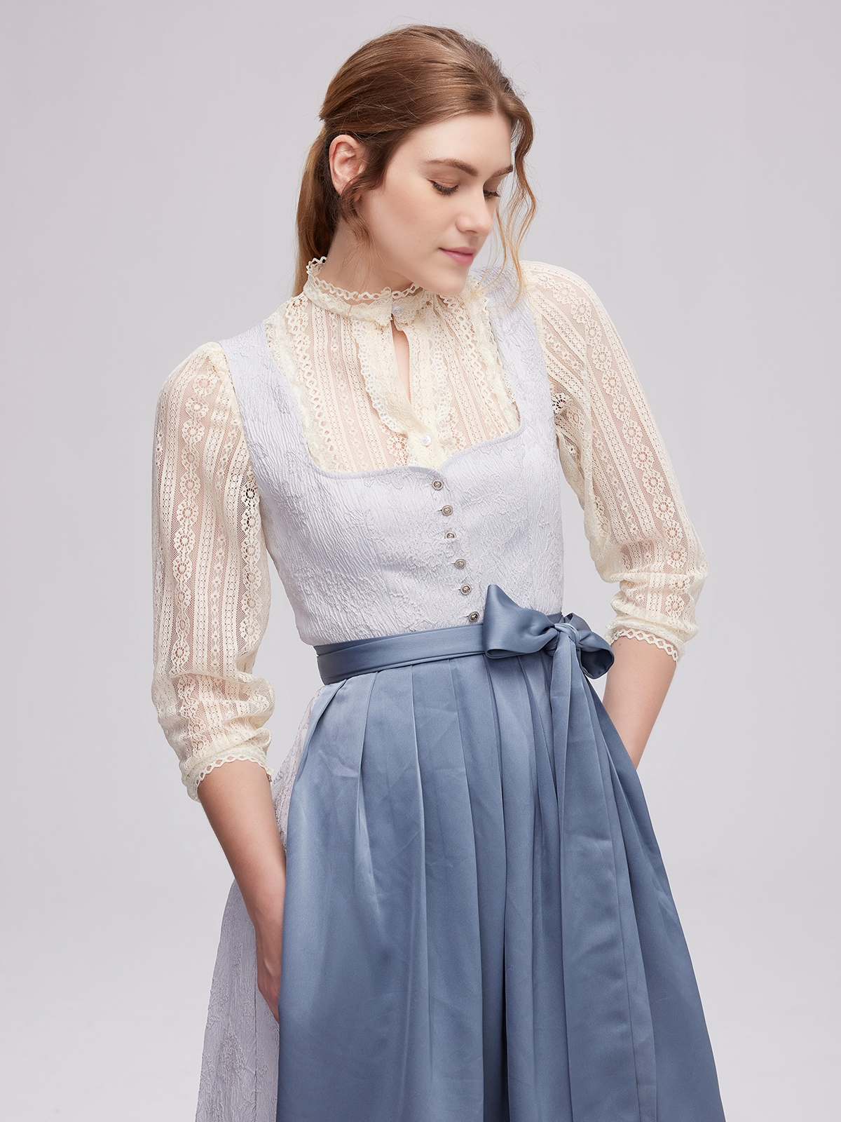 SamtDirndl in Blau – Eleganz pur