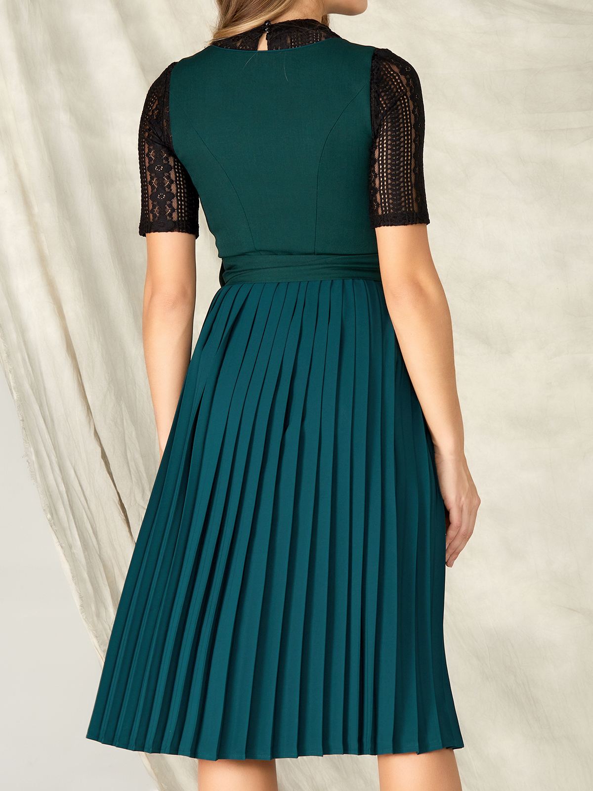 Dirndl in Grün mit floralen Details