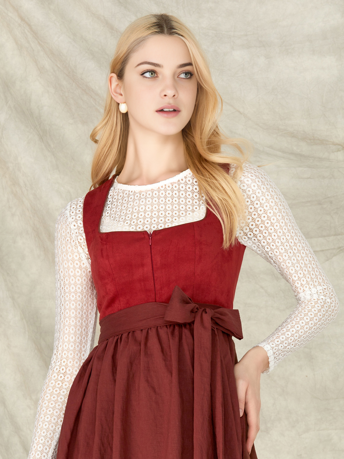 Dirndl in Rot mit Spitzenbluse
