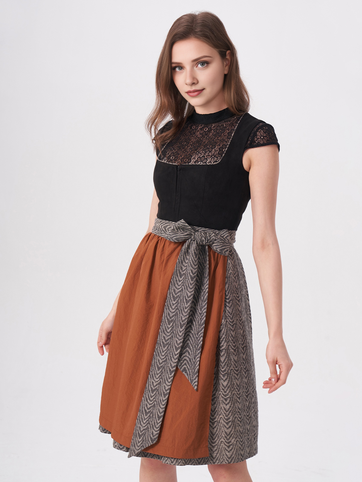 Traditionelles Dirndl in Schwarz mit modernen Details