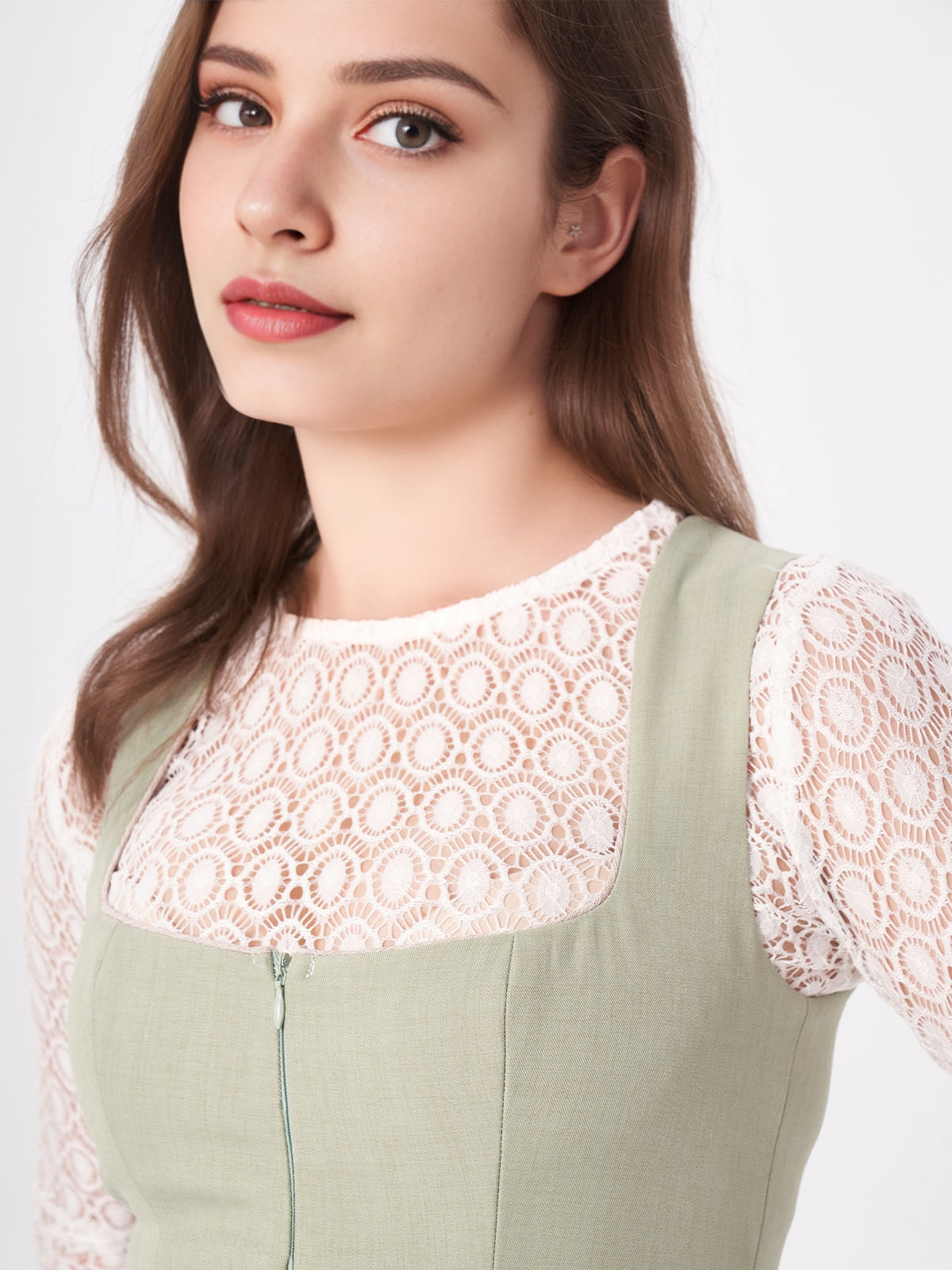 Ein grünes Ehreer Dirndl mit floraler Schürze