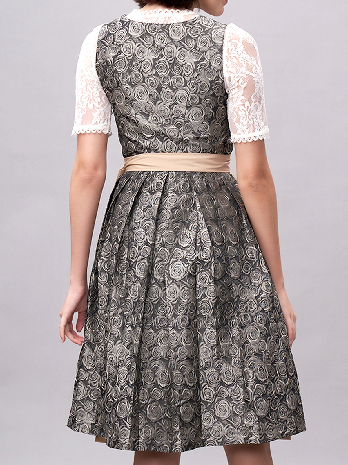 Modernes Dirndl mit Herzausschnitt
