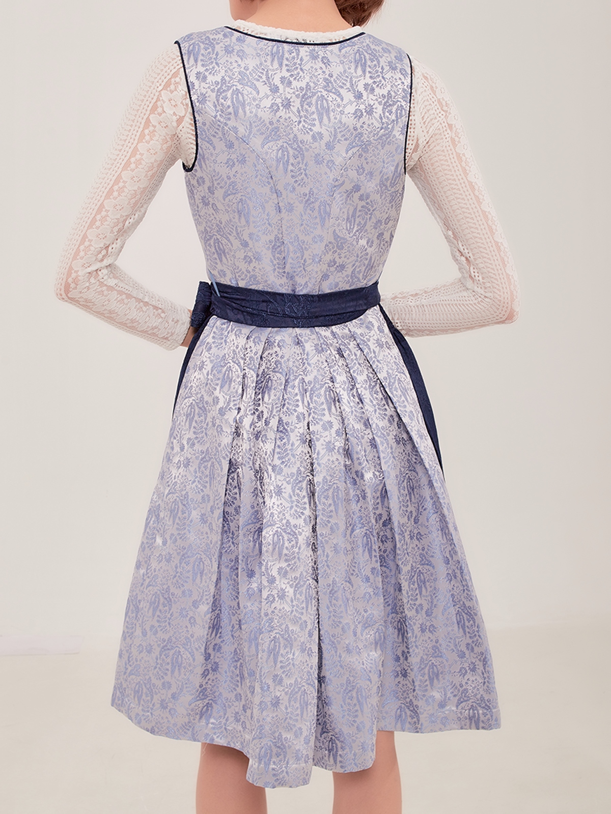 Modernes Dirndl in Blau – perfekt für den urbanen Look