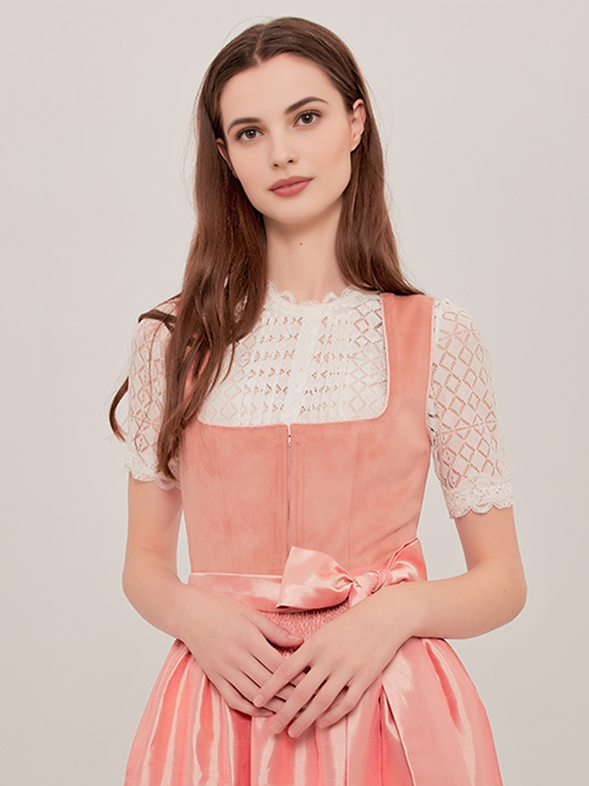 Dirndl in Rosa mit Holz-Akzenten
