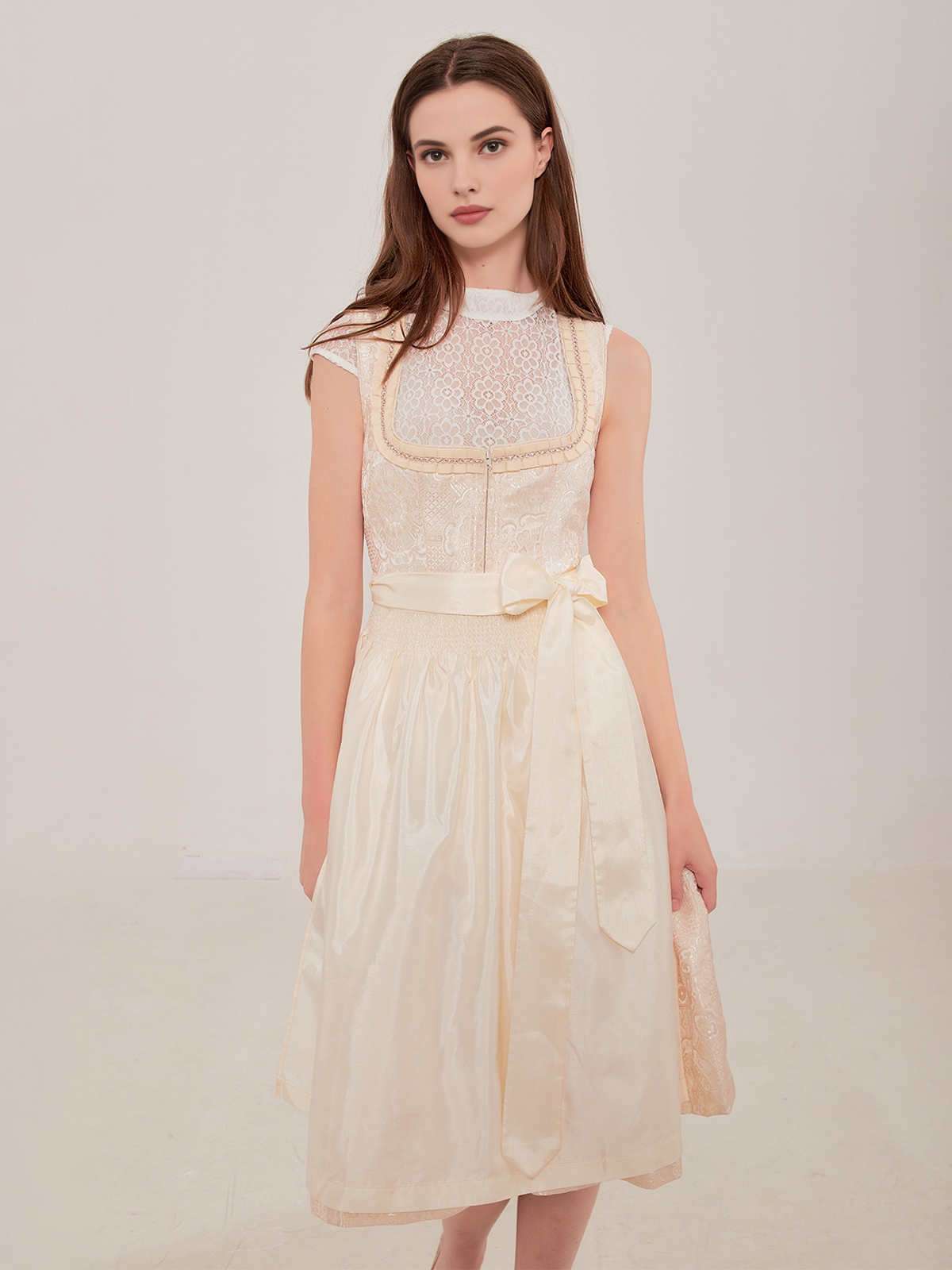 Dirndl in Weiß mit traditioneller Schürze