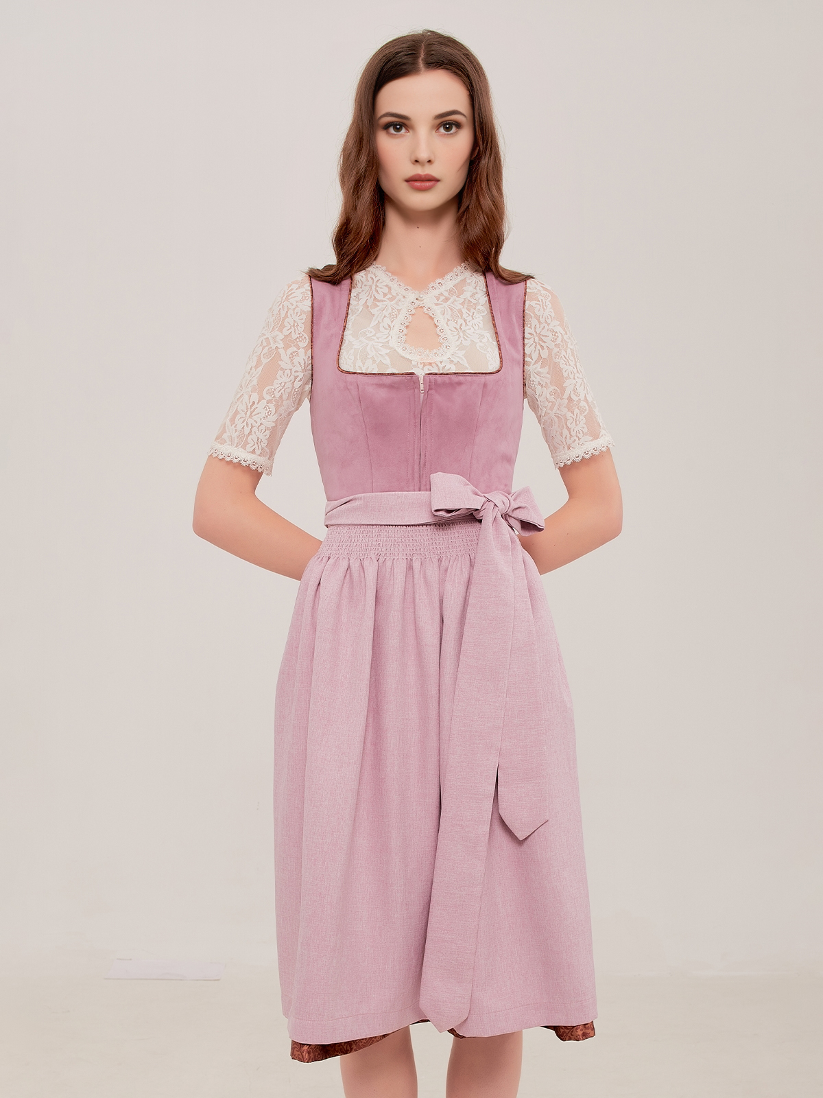 Traditioneller Dirndl in Lila