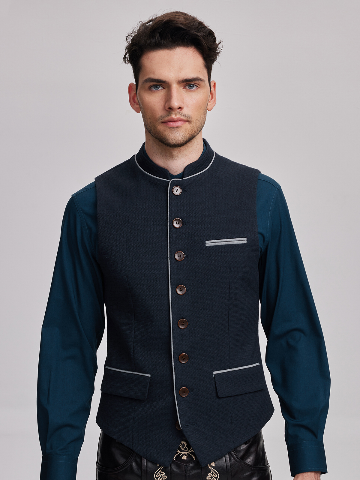 Rot-schwarzes Dirndl mit blauer Weste